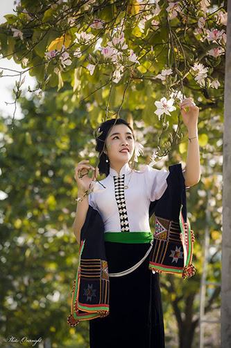 Chi tiết vẻ đẹp trang phục áo cóm Thái